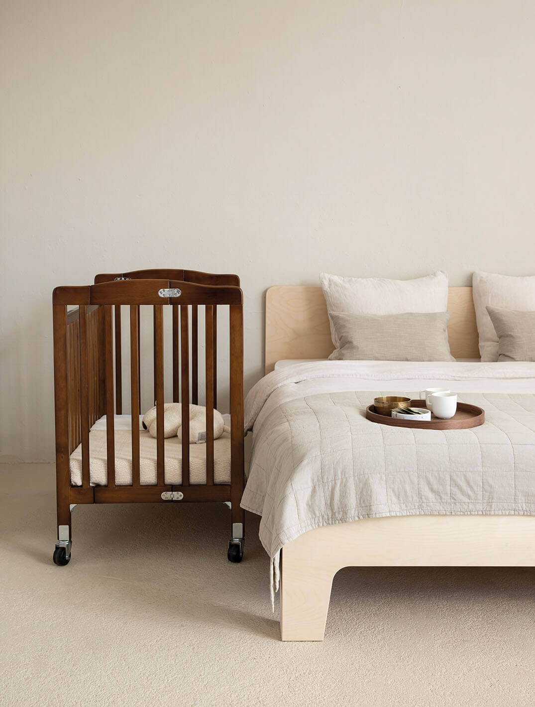 Faltbares Babybett inkl. Staubschutzhülle | Mahagoni