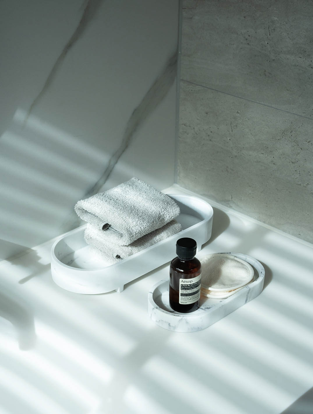 Amenity Tablett mit kleinen Füßen | weißer Marmor