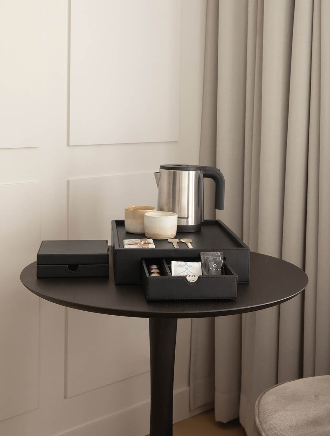 Premium Willkommenstablett inkl. Mehrzweckschublade | Schwarz