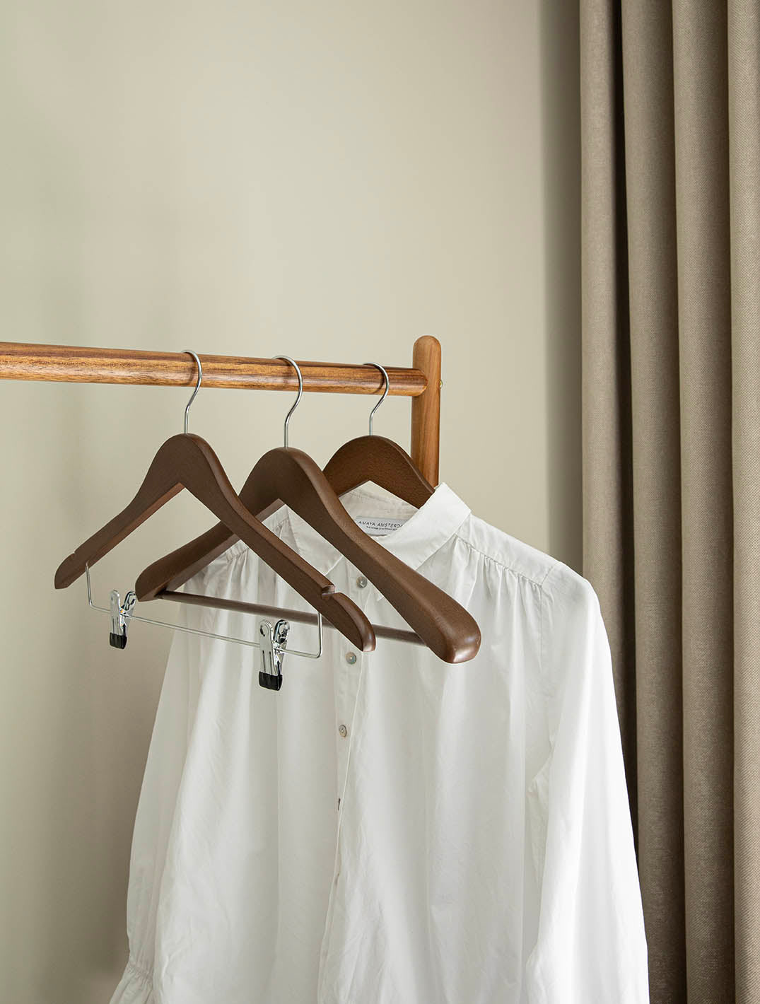 Kleiderbügel mit Haken und Clips | Walnuss