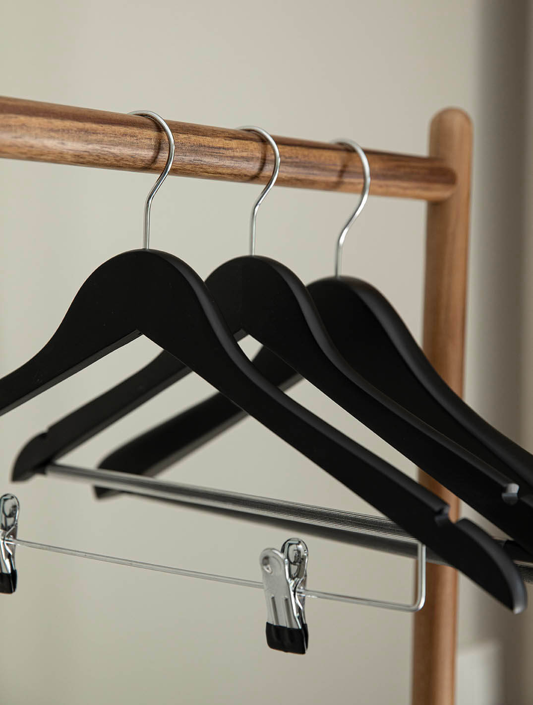 Kleiderbügel mit Haken und Clips | Schwarz