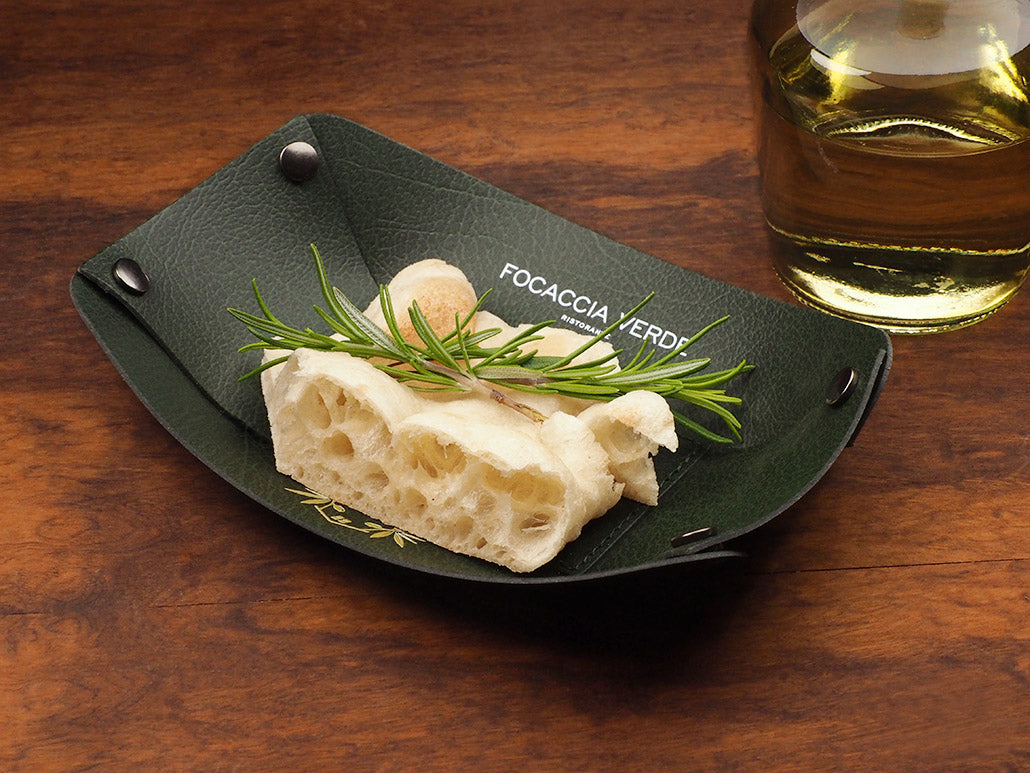 Leder-Schale mit Nieten