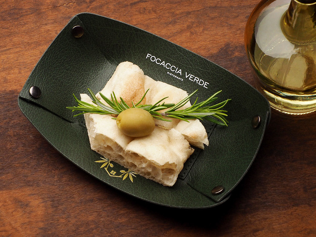 Leder-Schale mit Nieten