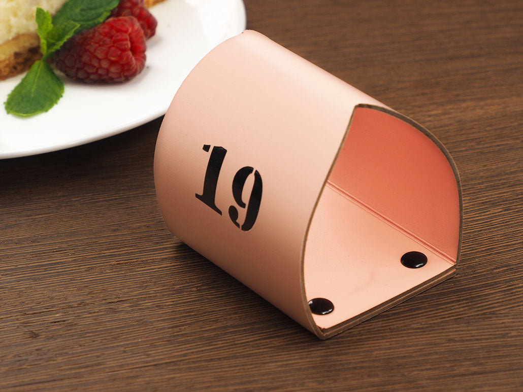 Tischnummer aus recyceltem Leder