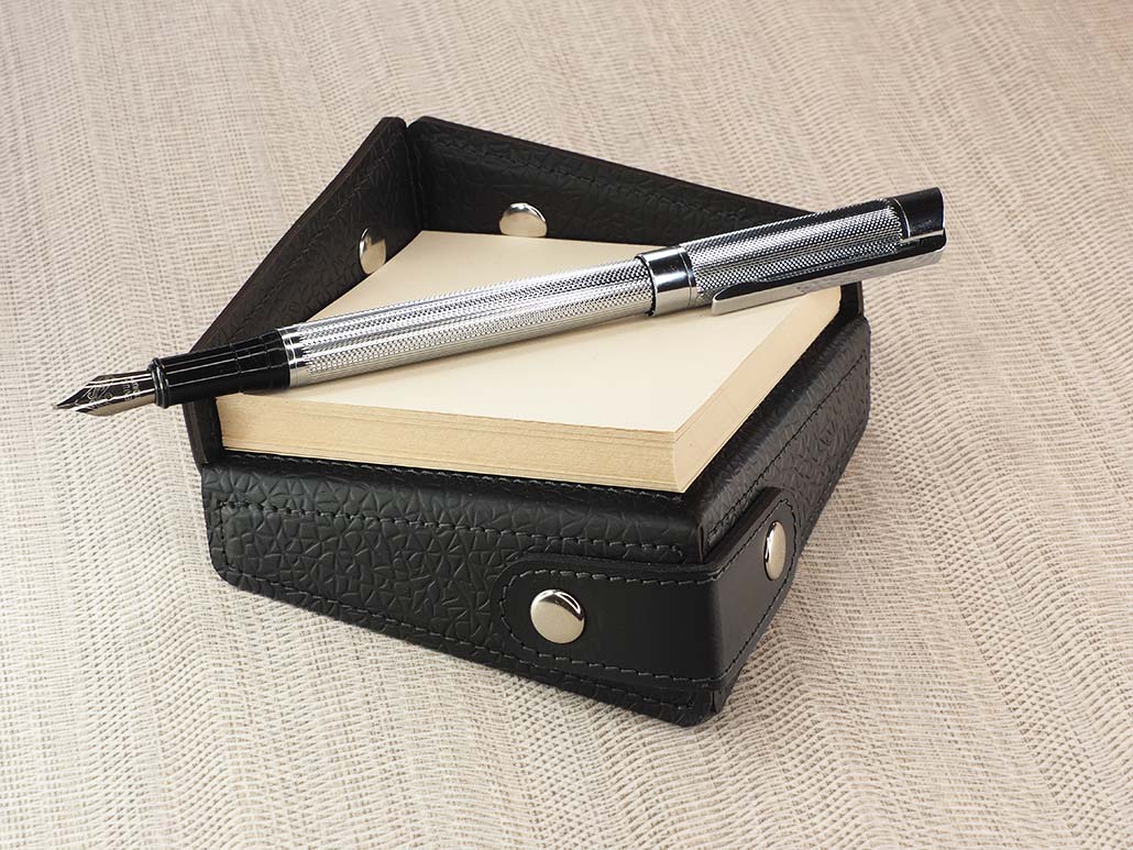 Haftnotizen-Box aus recyceltem Leder