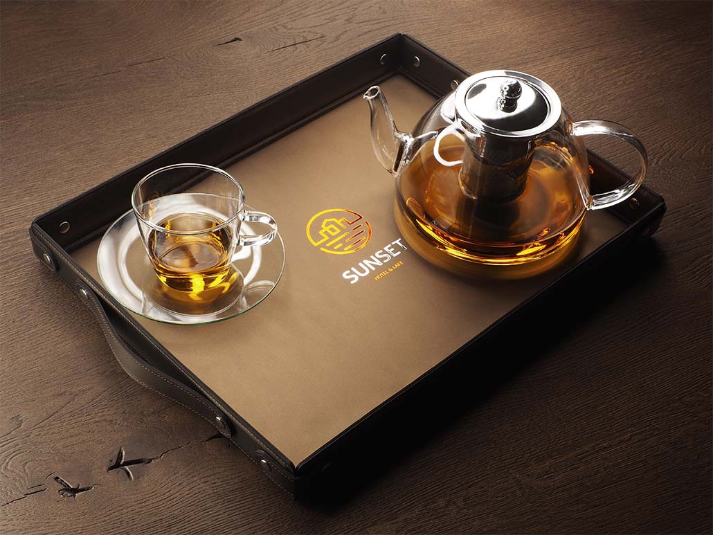 Tablett mit Nieten und Griffen