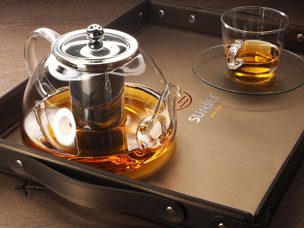 Tablett mit Nieten und Griffen