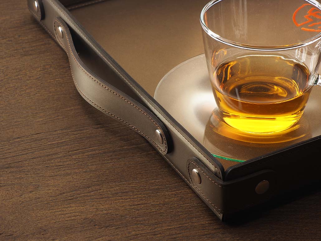 Tablett mit Nieten und Griffen