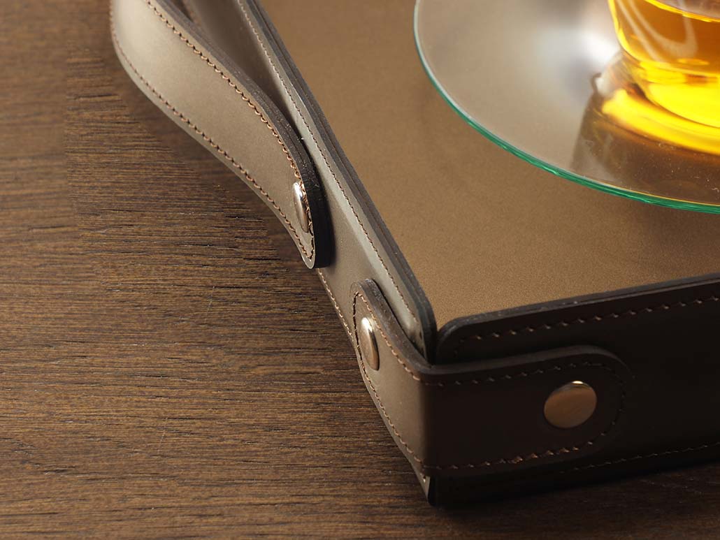 Tablett mit Nieten und Griffen