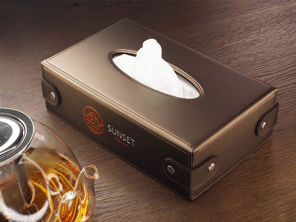 Taschentuch-Box mit Nieten