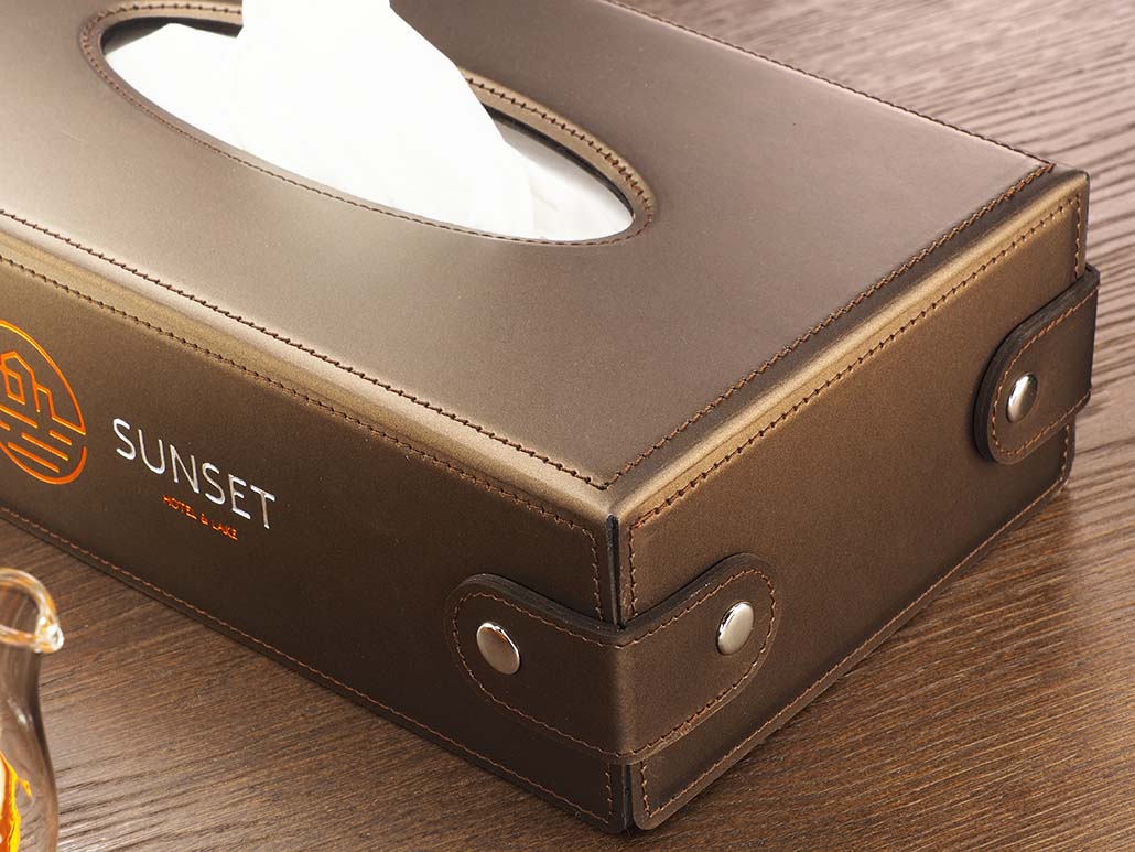 Taschentuch-Box mit Nieten