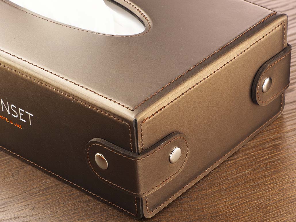 Taschentuch-Box mit Nieten