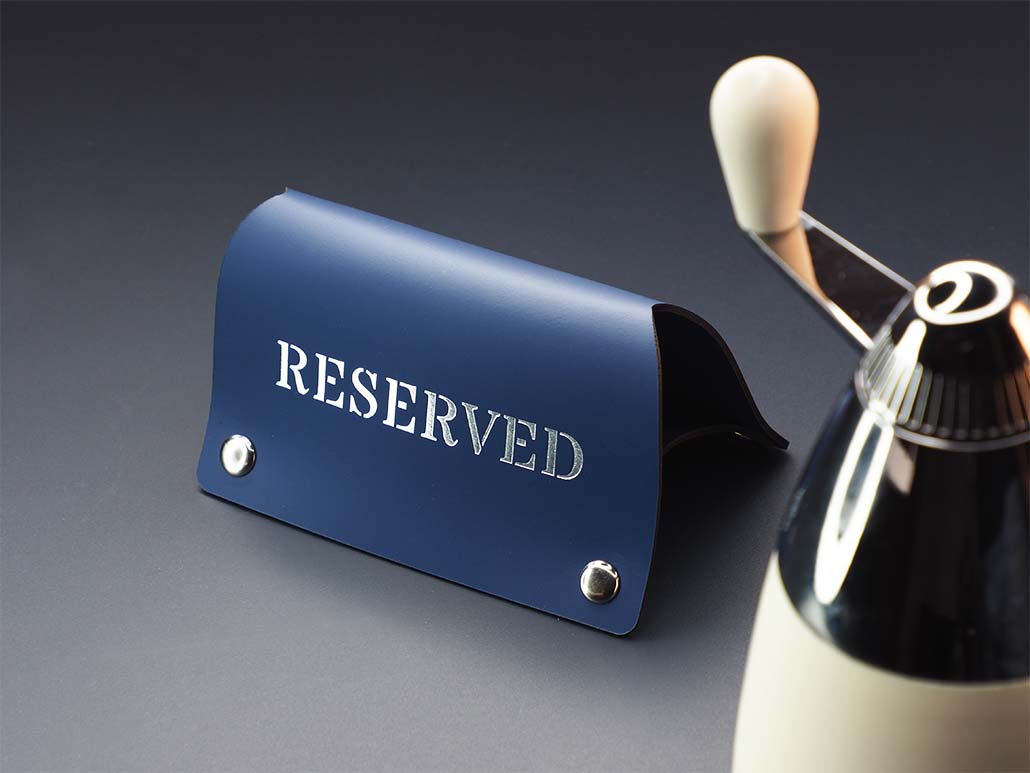 Informationsaufsteller mit Nieten | groß