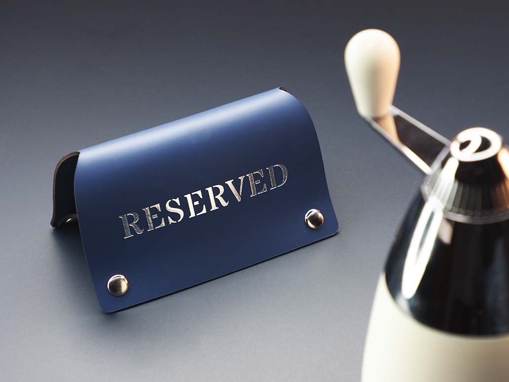 Informationsaufsteller mit Nieten | groß