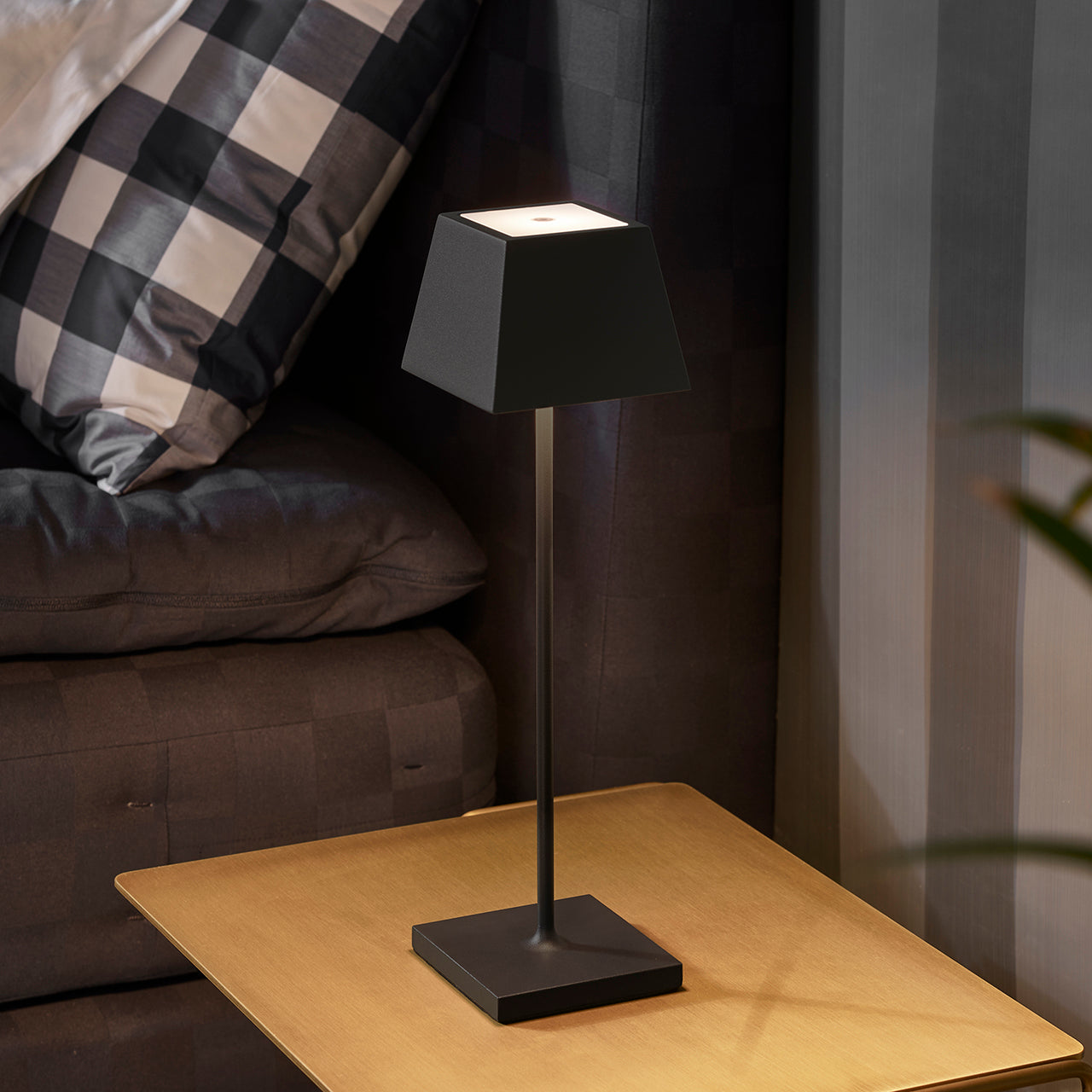 Akku-Tischleuchte Nuindie 370mm nachtschwarz eckig