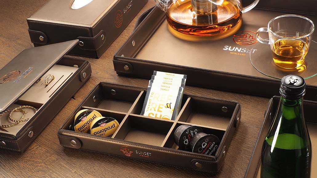 Taschentuch-Box mit Nieten